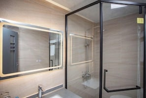 A modern bathroom with a glass shower enclosure, a large mirror, and a sink. - Zhuhai Xinhong Hotel (Daxin Xinduhui Branch) (Zhuhai)
