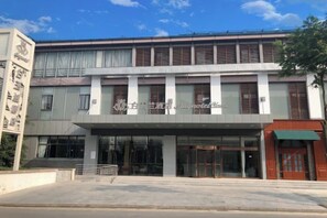 A hotel with a modern facade, large glass windows, and a prominent entrance. - Magnotel Classic (Changshu TongjiangRoad Yu Mountain Scenic TongjiangRoad Area) (Changshu)