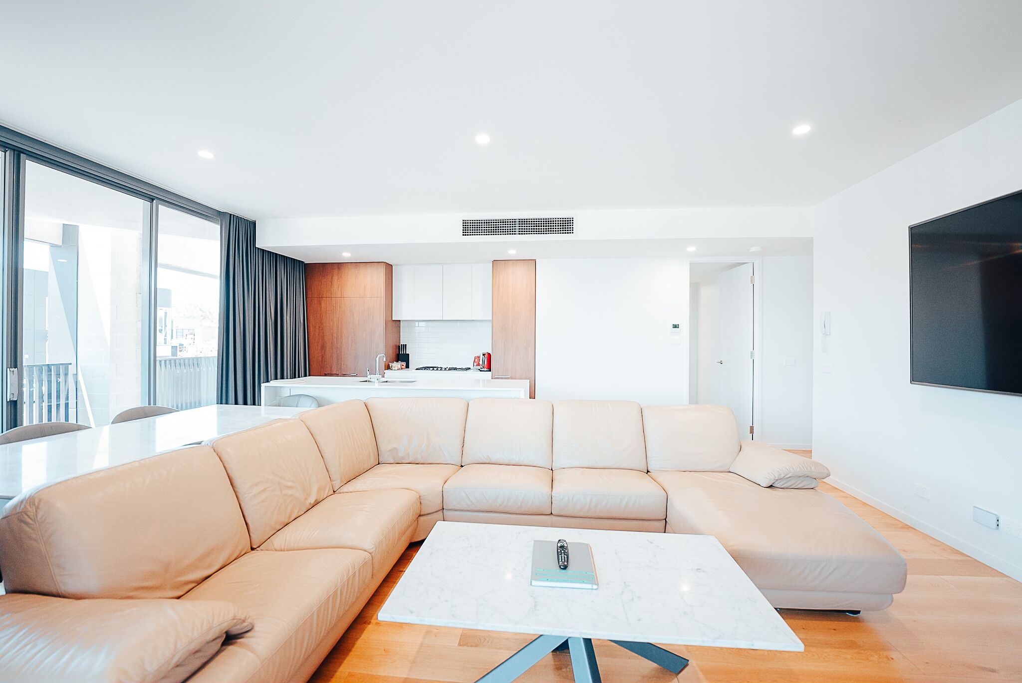 Departamento Premium (Executive Retreat with Water Views) | Área de sala de estar | Smart TV de 85 pulgadas con canales digitales, televisión y Netflix 