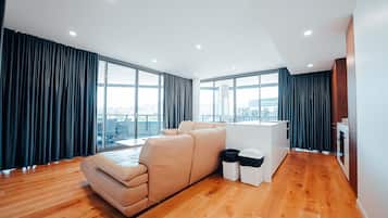 尊荣公寓 (Executive Retreat with Water Views) | 起居区 | 85-英寸智能电视(配备数码频道)、电视、Netflix