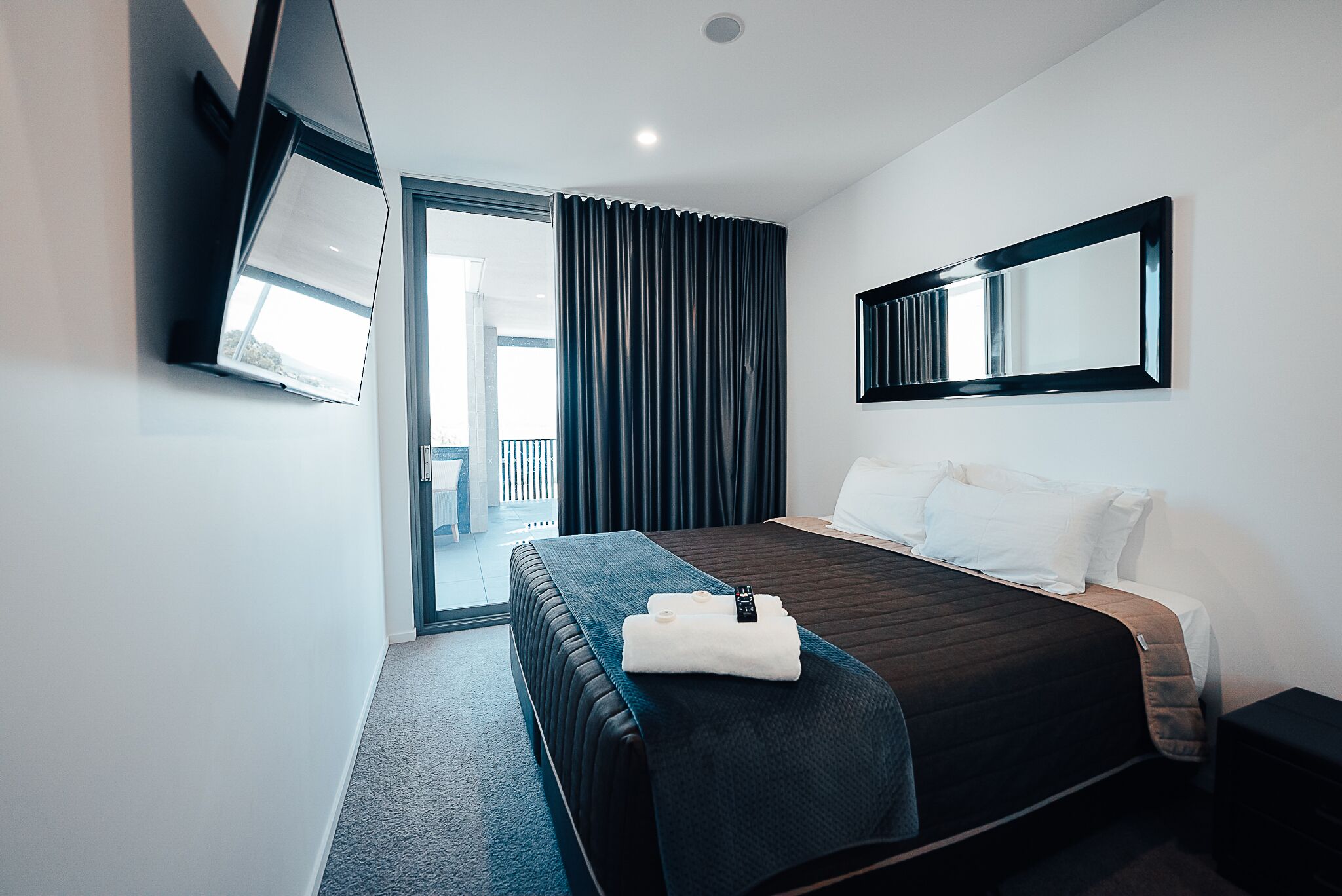 Căn hộ Premium (Executive Retreat with Water Views) | 3 phòng ngủ, bộ đồ giường cao cấp 