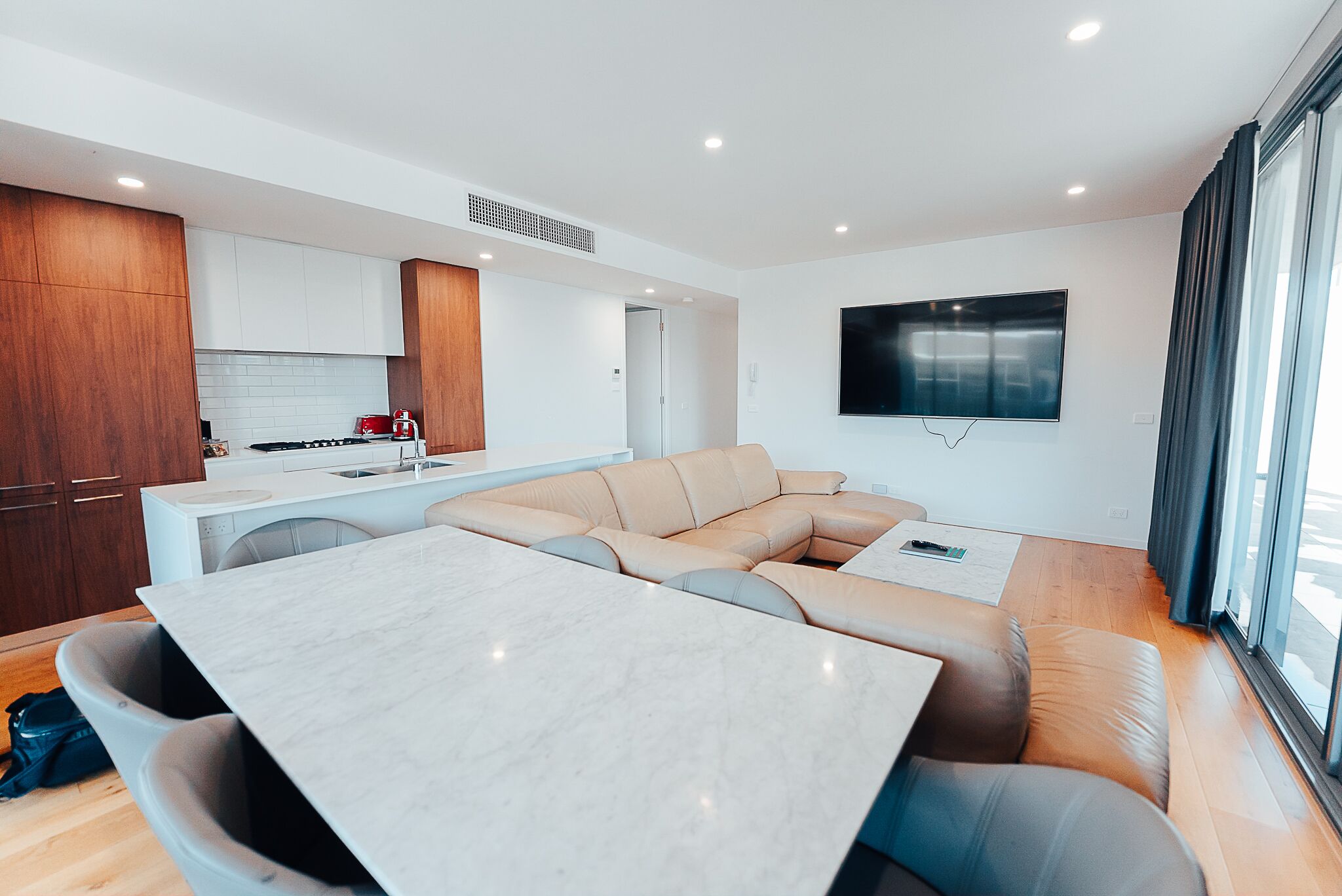 Departamento Premium (Executive Retreat with Water Views) | Área de sala de estar | Smart TV de 85 pulgadas con canales digitales, televisión y Netflix 