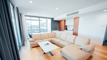 尊荣公寓 (Executive Retreat with Water Views) | 起居区 | 85-英寸智能电视(配备数码频道)、电视、Netflix
