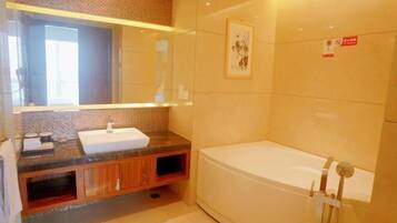 Un baño moderno con un espejo grande, un lavamanos, una bañera y una zona de ducha.