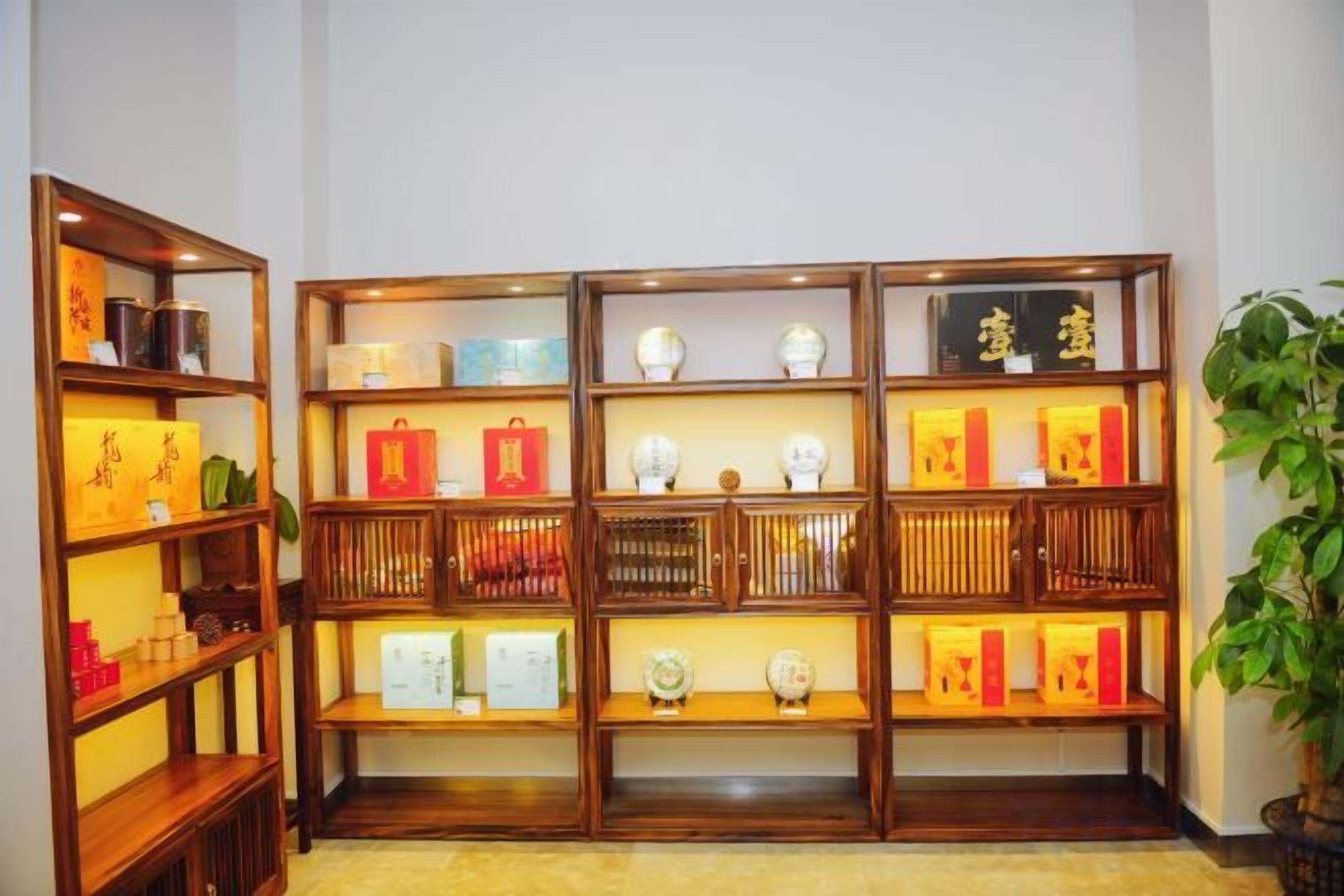 Une pièce avec une bibliothèque en bois contenant divers objets.