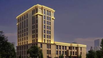 Un edificio de varios pisos con fachada simétrica, ventanas amplias y techo plano.
