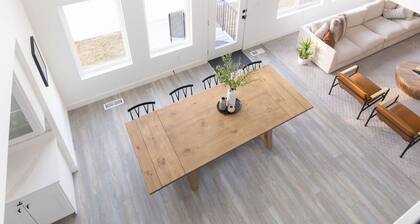 Sleeps up to 20! 5000sqft 6bd/3.5ba. Basement apartment. 2 kitchens.Luxury Home