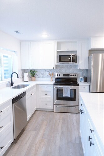 Sleeps up to 20! 5000sqft 6bd/3.5ba. Basement apartment. 2 kitchens.Luxury Home 