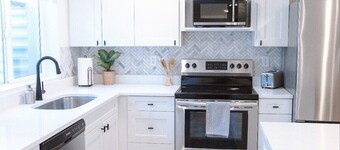 Sleeps up to 20! 5000sqft 6bd/3.5ba. Basement apartment. 2 kitchens.Luxury Home 