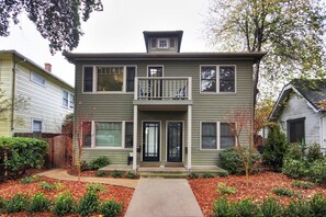 Exterior - Exceptional charming spacious 2bedroom French colonial in desirable midtown area (Sacramento)