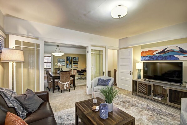 Smart TV, books - Exceptional charming spacious 2bedroom French colonial in desirable midtown area (Sacramento)