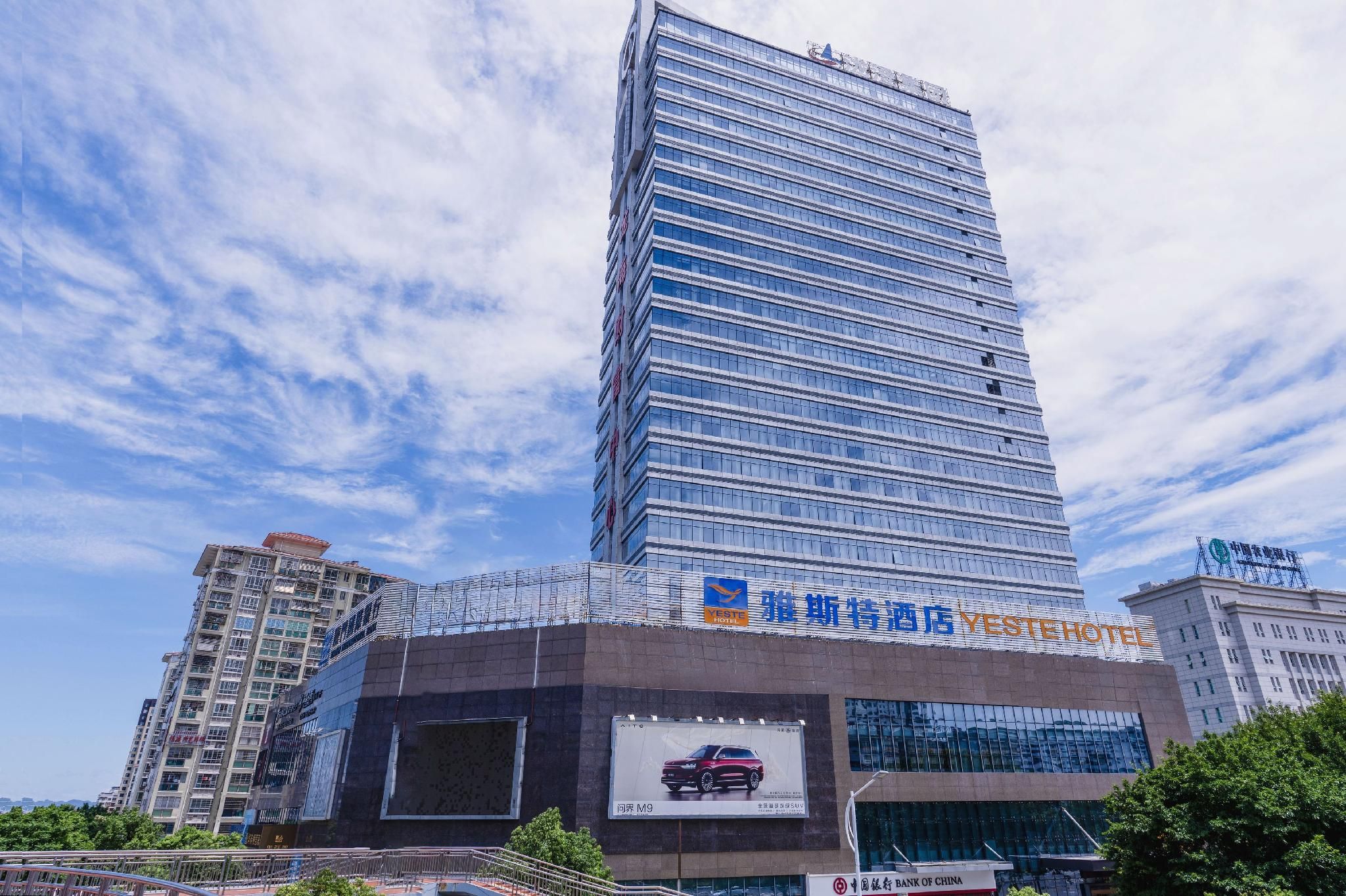 Un moderno edificio de hotel con un letrero llamativo que dice YESTE HOTEL.