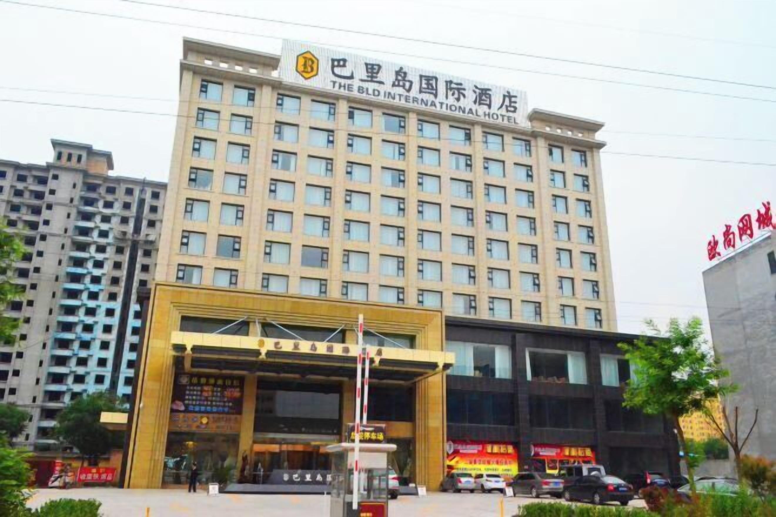 Ein mehrstöckiges Hotelgebäude mit einer markanten Eingangspartie und Beschilderung.