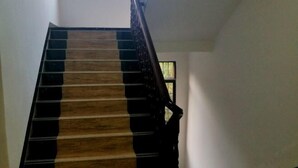 A staircase with wooden steps and black handrails. - Guilin Guzhen Inn (Dawei Guzhen Inn) (Lingchuan)