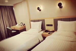 A hotel room with two beds, a desk, and a chair. - Dongchuan Tongdu Hotel (Kunming)