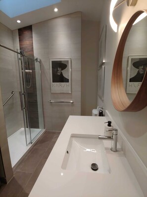 Combined shower/bathtub, hair dryer, towels, soap
