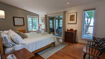 4 bedrooms, desk, iron/ironing board, travel cot