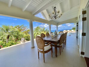 屋外ダイニングエリア