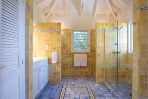 Dusche, Haartrockner, Handtücher