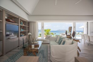 Fernseher, DVD-Player, Bücher