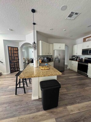 Geladeira, micro-ondas, fogão, cooktop