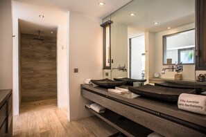 Douche, séchoir à cheveux, serviettes fournies