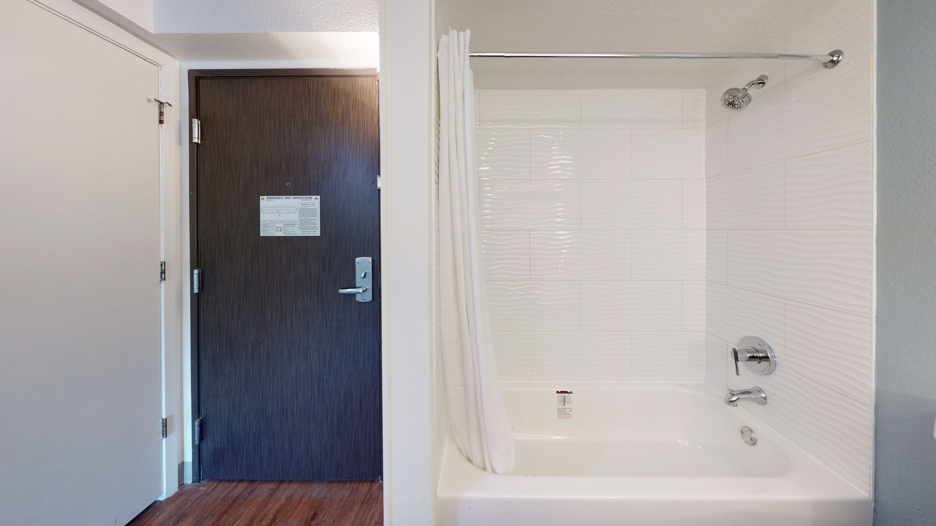 Basic Room, 1 King Bed, Bathtub | Bathroom | Hair dryer, towels