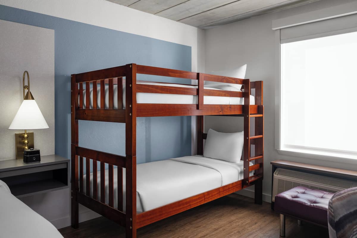 尊榮客房, 多張床 | 書桌、筆電工作空間、熨斗/熨衣板、免費無線上網