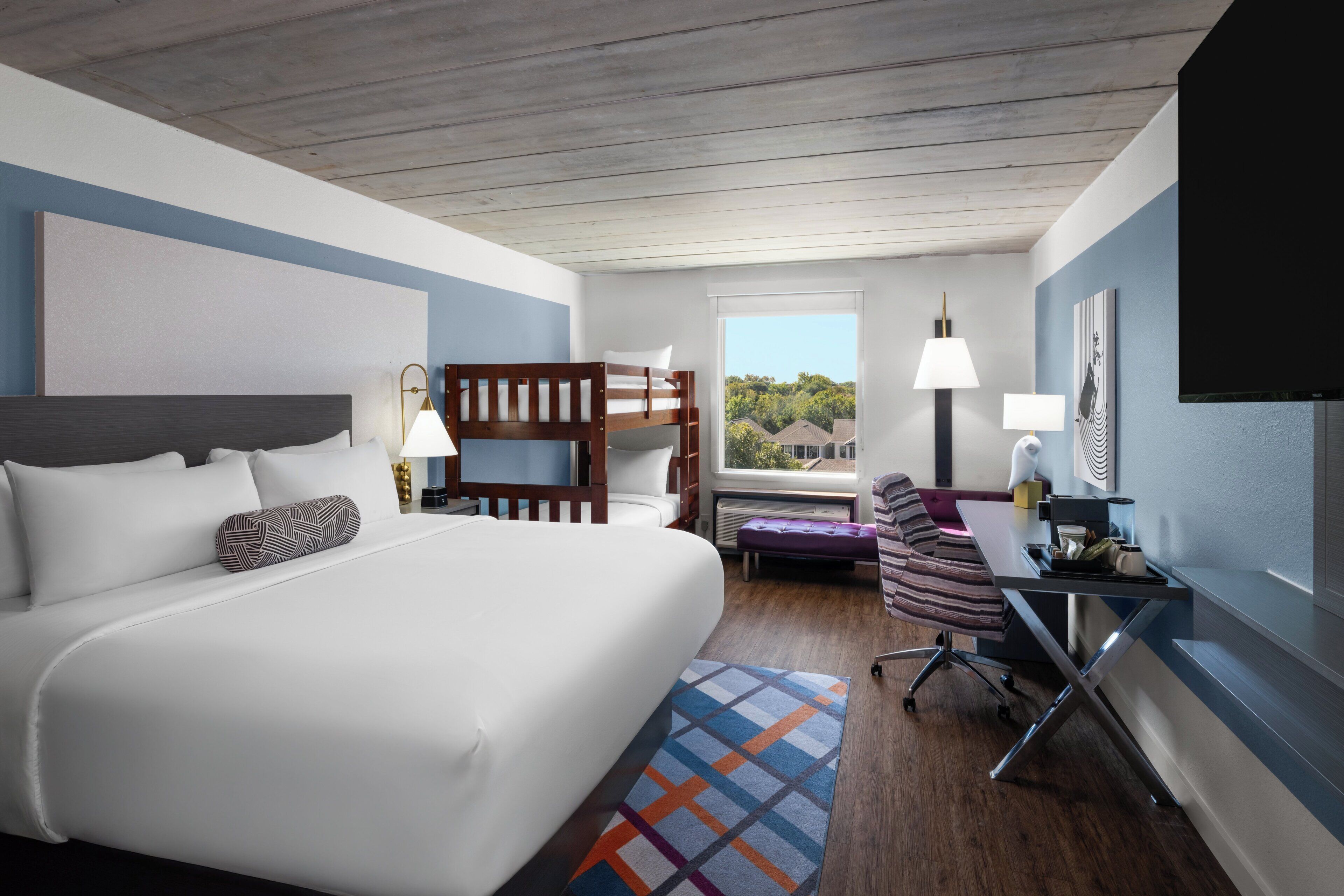 客房, 1 张特大床 (Kyle Field View) | 办公桌、笔记本电脑工作区、熨斗/熨衣板、免费 WiFi