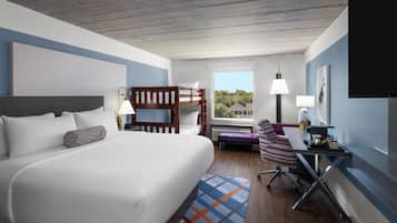 客房, 1 张特大床 (Kyle Field View) | 办公桌、笔记本电脑工作区、熨斗/熨衣板、免费 WiFi