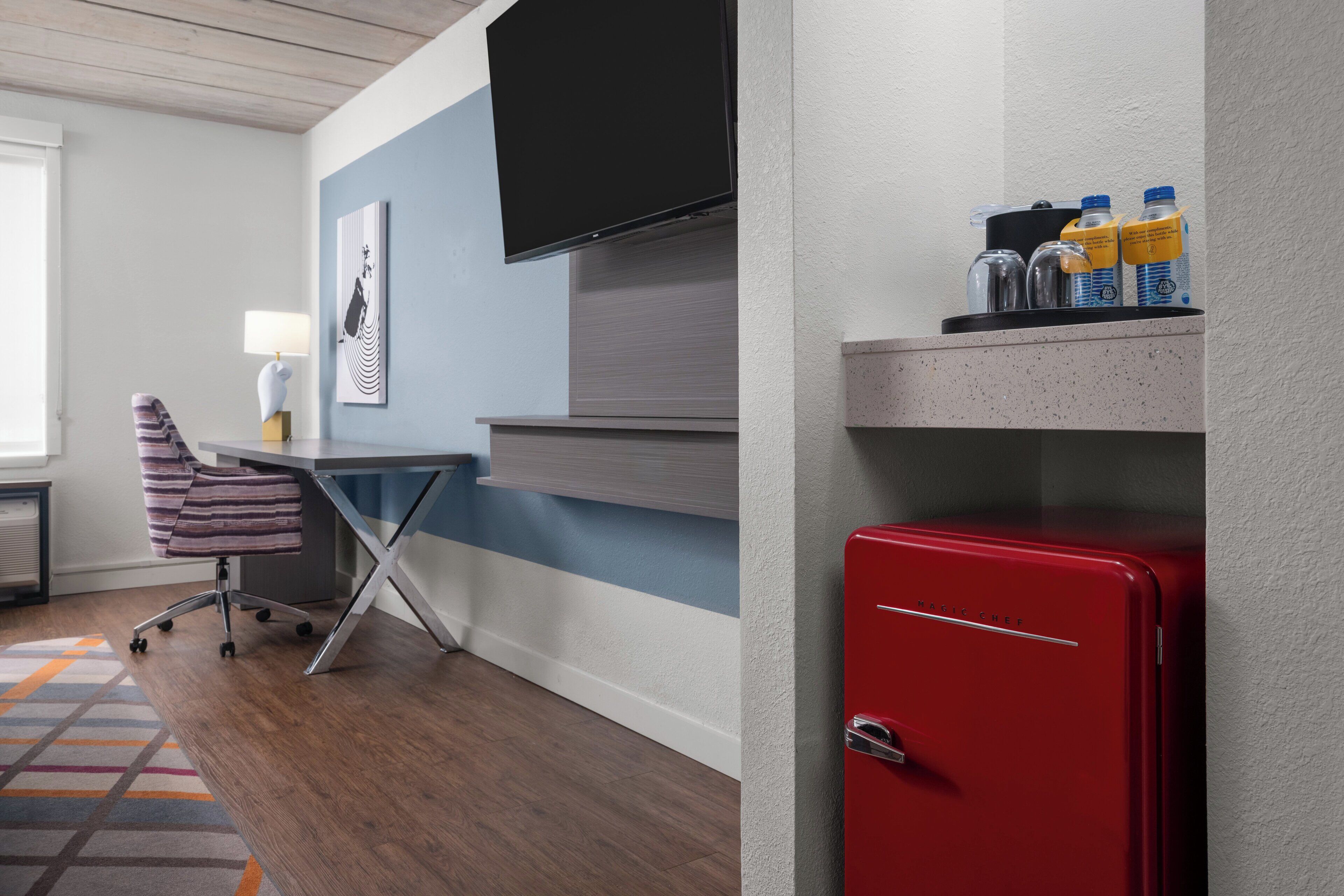 標準客房, 1 張特大雙人床 (Walk-In Shower) | 書桌、筆電工作空間、熨斗/熨衣板、免費無線上網