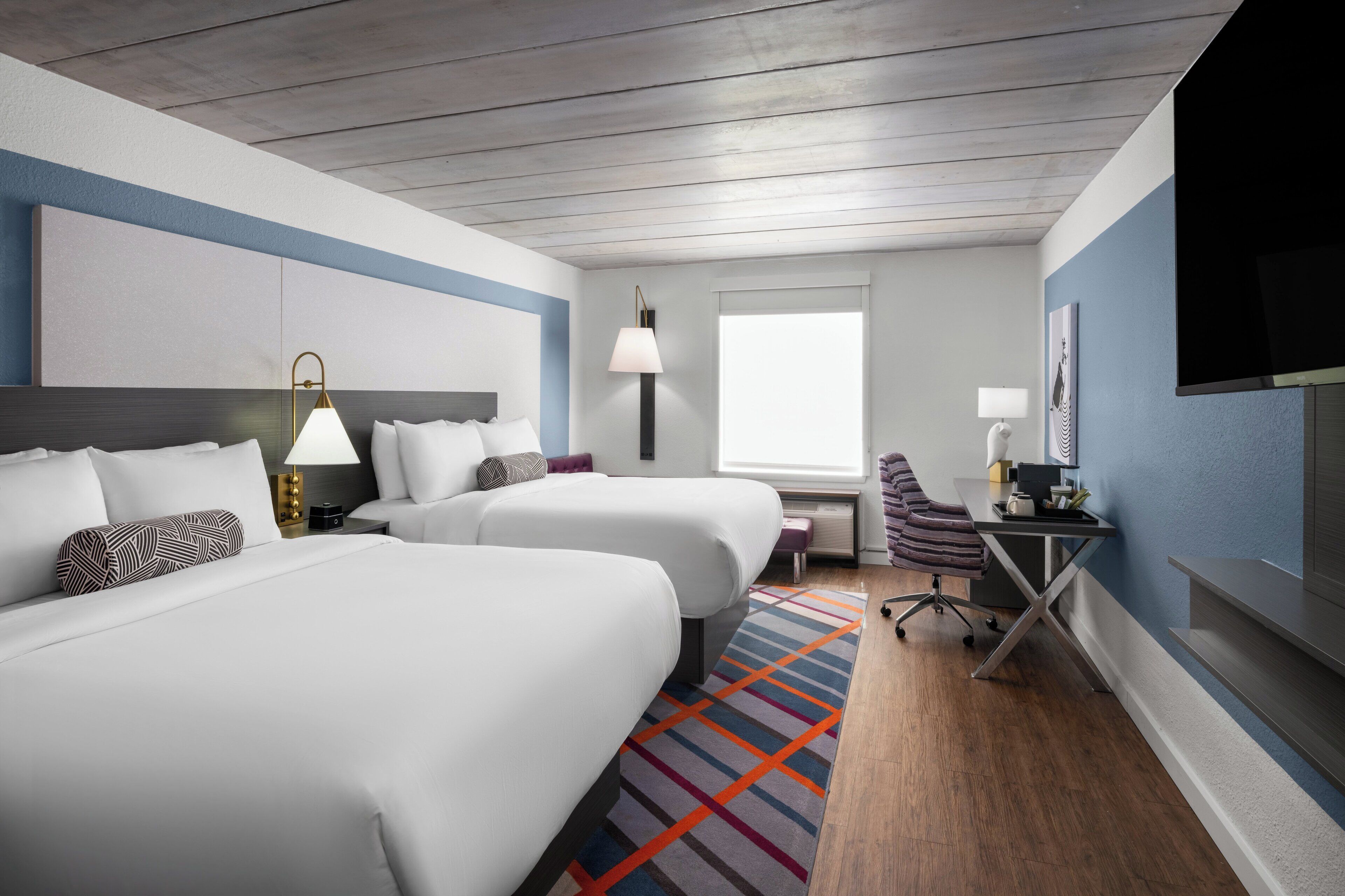 標準客房, 2 張加大雙人床 (Walk-In Shower) | 書桌、筆電工作空間、熨斗/熨衣板、免費無線上網