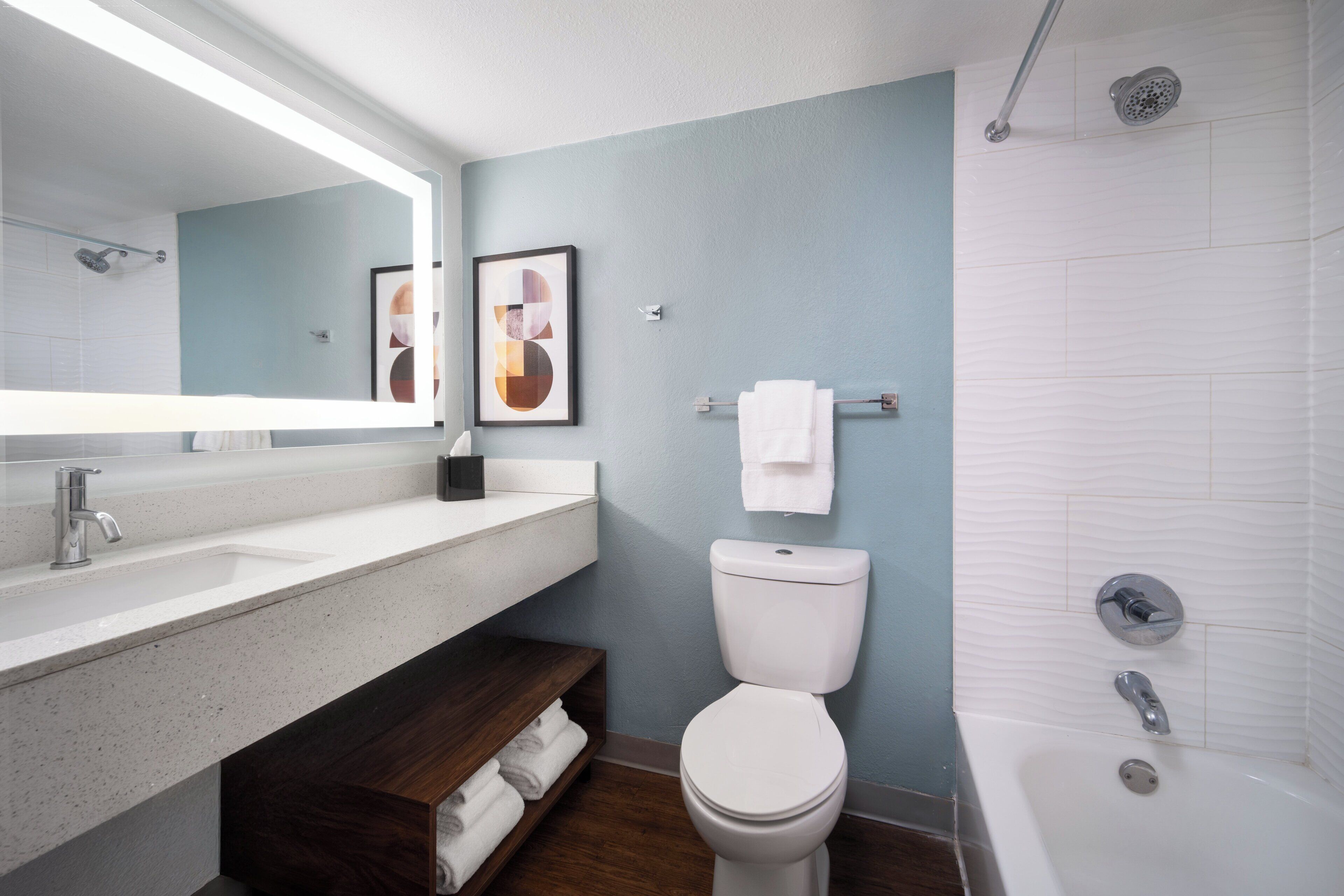 Un baño moderno con un lavamanos blanco, un inodoro y una bañera.