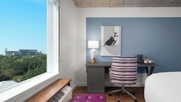 Kamar Premium, 2 Tempat Tidur Queen (Kyle Field View) | Meja kerja, ruang kerja ramah laptop, dan setrika/meja setrika