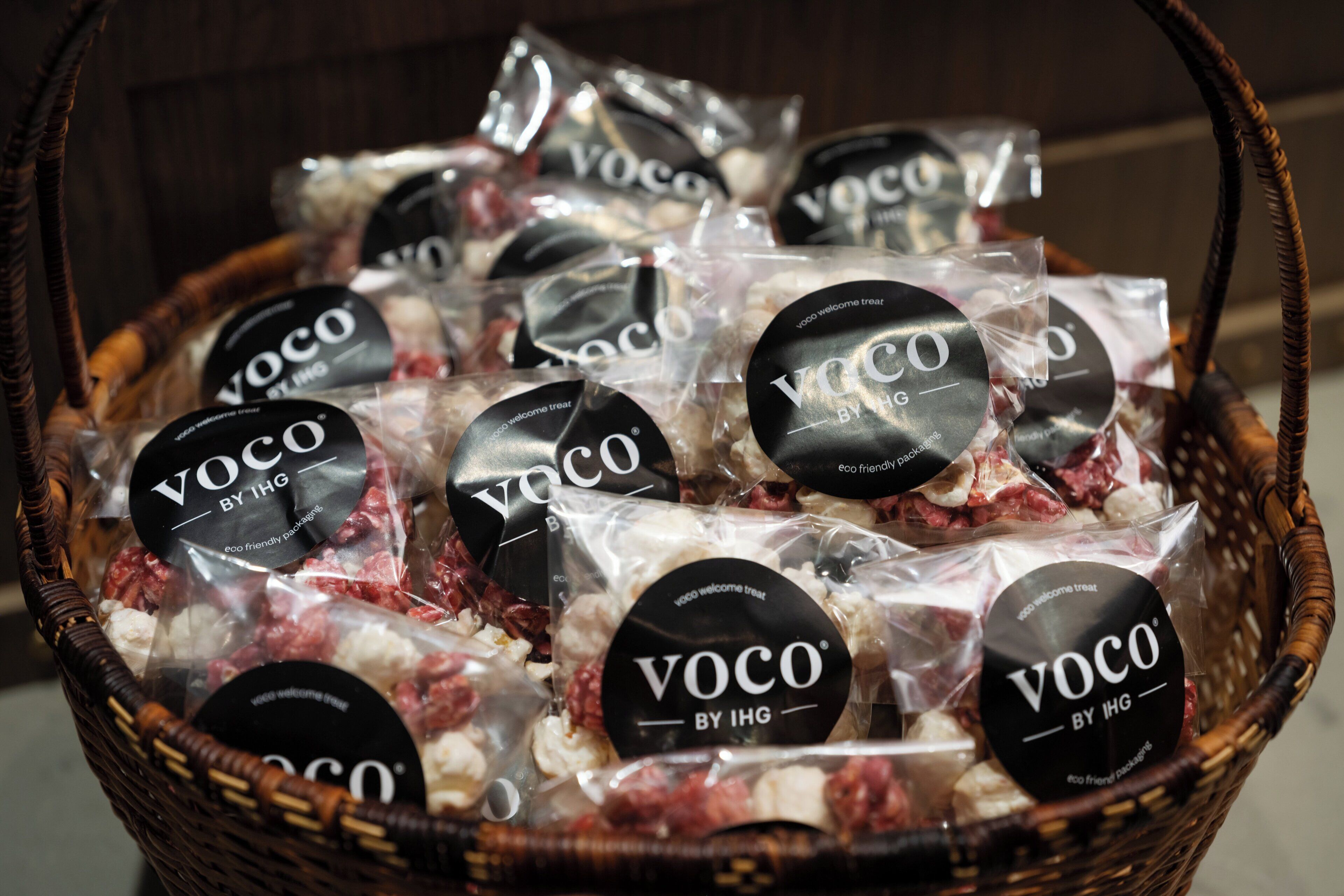 Ein Korb voller Pakete mit dem Aufdruck 'Voco by IHG'.