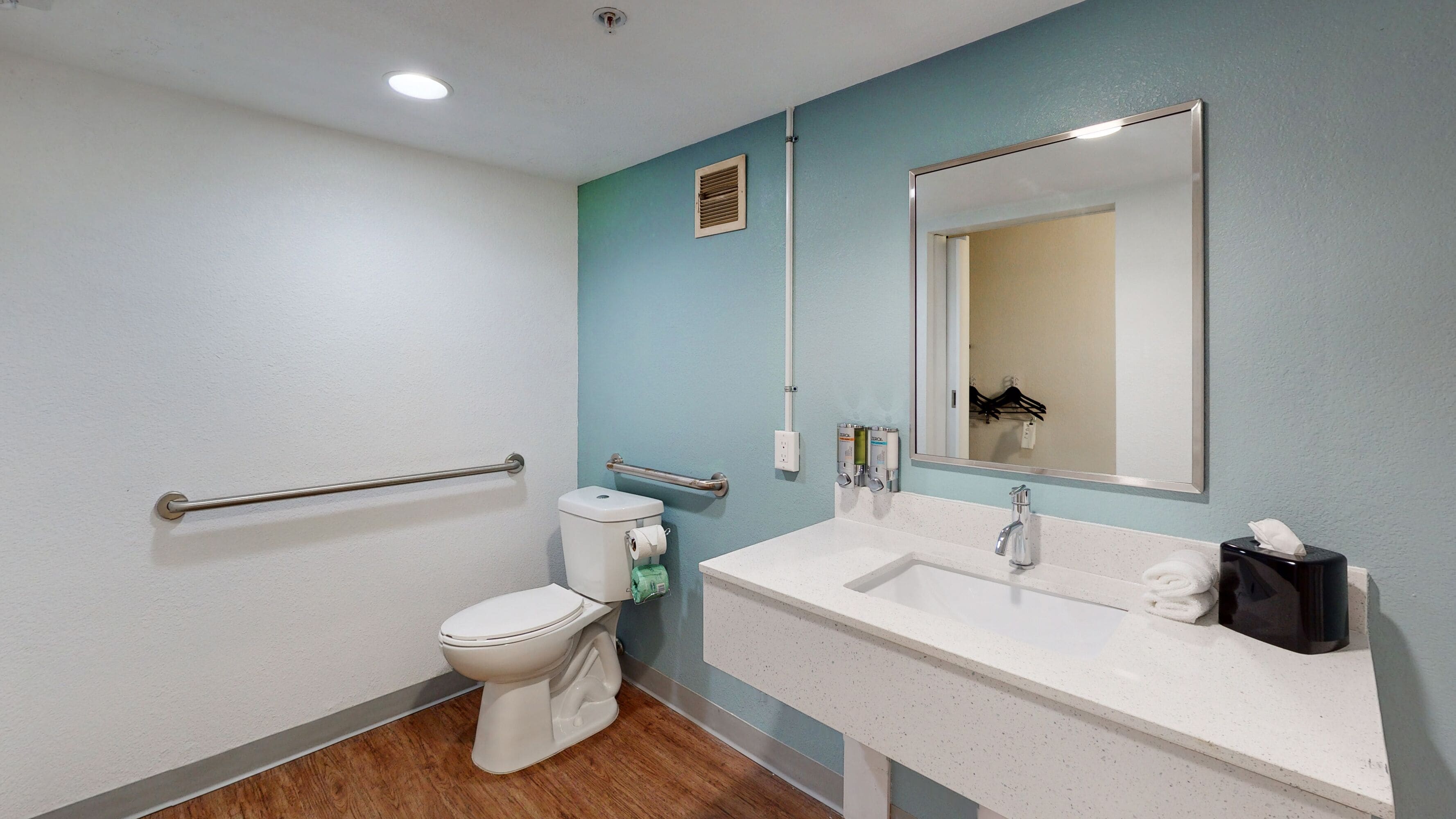 Habitación básica, 2 camas Queen size, con acceso para personas discapacitadas | Baño para personas con discapacidad