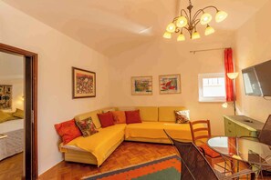 TV - Holiday apartment mit Balkon und Meerblick (Jadranovo)