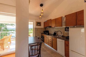 Fridge, microwave, oven, stovetop - Holiday apartment mit Balkon und Meerblick (Jadranovo)
