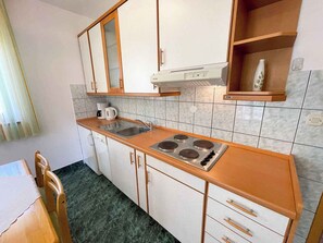 Fridge, stovetop, toaster, cookware/dishes/utensils - Holiday apartment mit Pool (Jadranovo)