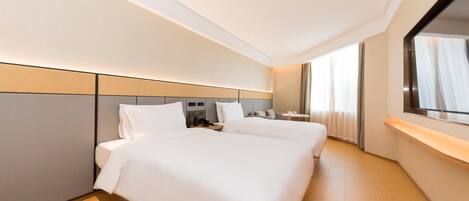 Habitación de hotel con dos camas, un espejo grande y un diseño moderno.