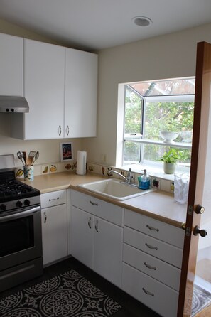 Private kitchen - Quiet Granny Flat 1-1/2 Blocks to Beach, Bay, Tennis, and Hotel Del (Coronado)