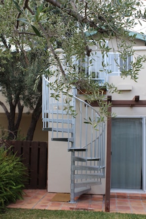 Property grounds - Quiet Granny Flat 1-1/2 Blocks to Beach, Bay, Tennis, and Hotel Del (Coronado)