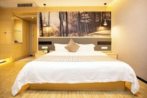 Un dormitorio moderno con una cama grande, suelo de madera, un mural temático de bosque y mesitas de noche con lámparas.