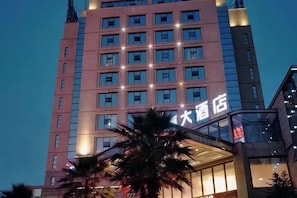 Un edificio de hotel de varios pisos con un letrero que indica que se trata de un hotel.