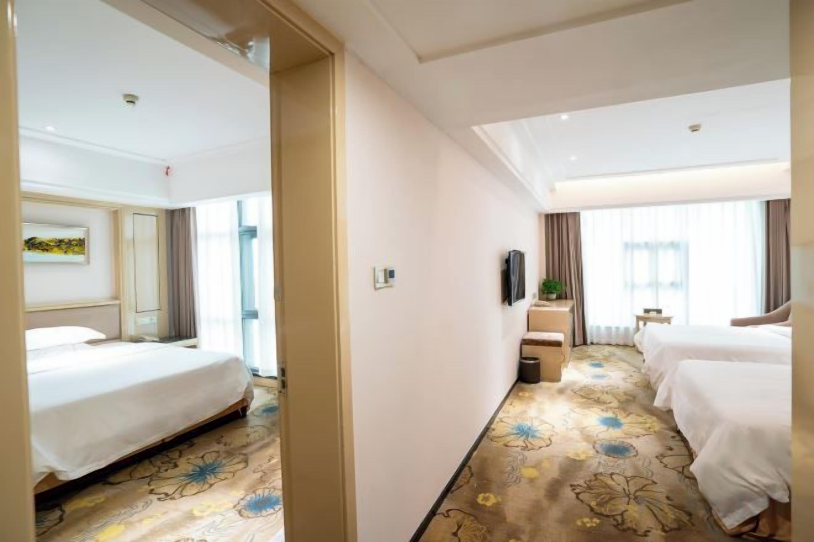 Una habitación de hotel con cama, escritorio y silla.