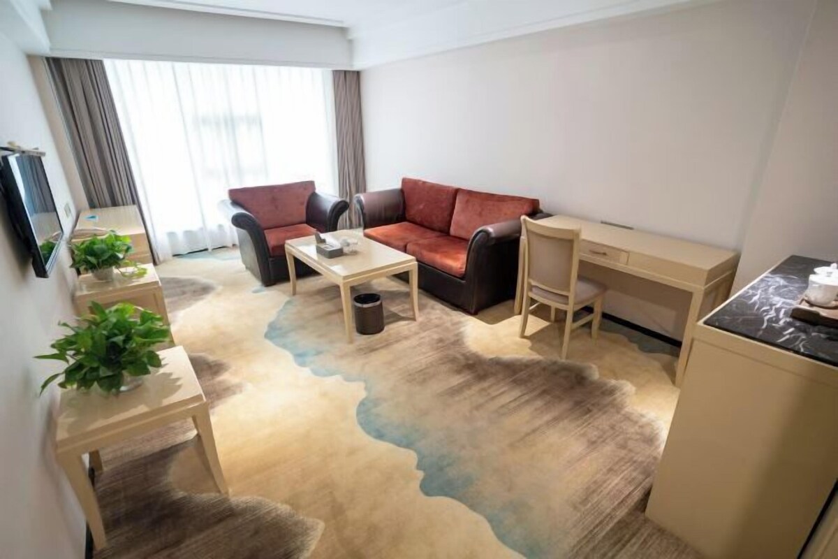 Una sala de estar moderna con un sofá, una mesa de centro y un escritorio pequeño.