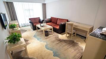 Una sala de estar moderna con un sofá, una mesa de centro y un escritorio pequeño.