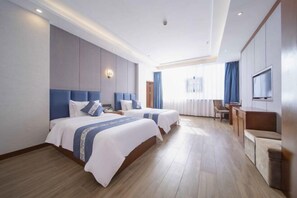 A hotel room with two beds, a desk, and a TV. - Lang Ting Hotel (Shaoyang)