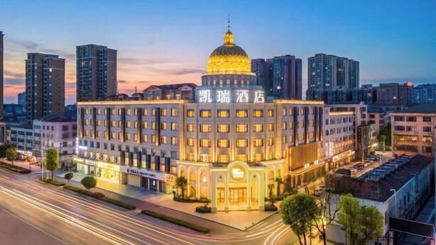 Un hotel con una cúpula destacada y una entrada espaciosa.