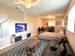 1 bedroom, free WiFi, bed sheets - *CentralLocated*PrivateKingSuitew/Bath, Washer&Dryer(Eagle) (Winter Haven)